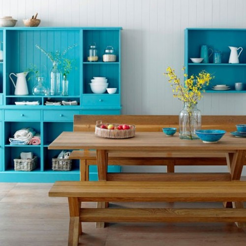 ahşap yemek masası ve mavi renkli şık mutfak dolapları