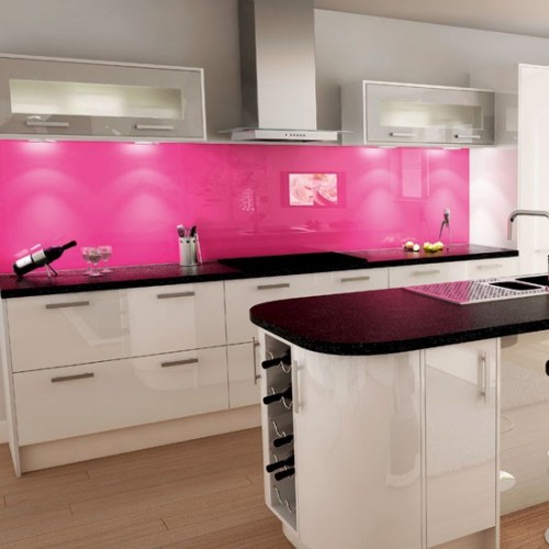 beyaz pembe renkli cam dolaplı modern mutfak dekorasyonu beyaz pembe renkli cam dolaplı modern mutfak dekorasyonu