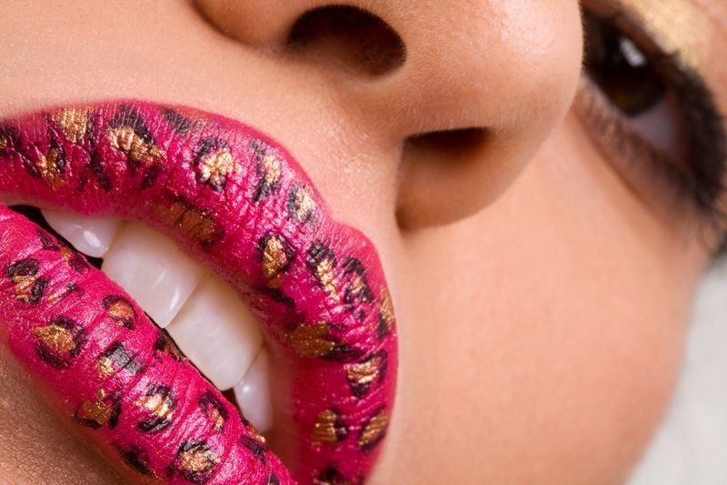 Губы сестры. Узорная помада. Макияж леопард помада. Lip Tattoo леопардовый