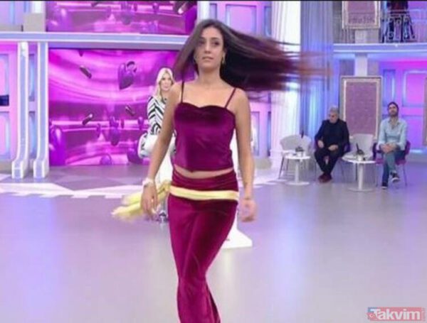 Şarkıcılık yapan fenomen Solmaz, düğünde giydiği kıyafetle gelinin bile önüne geçti!
