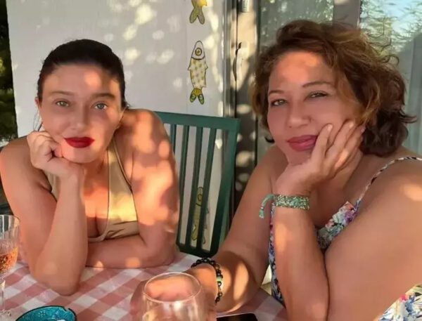 Nurgül Yeşilçay Ablasıyla Çekildiği Fotoğrafı Paylaştı
